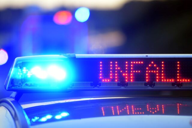 Symbolbild einer leuchtenden Unfallschrift auf einem Polizeiauto.
