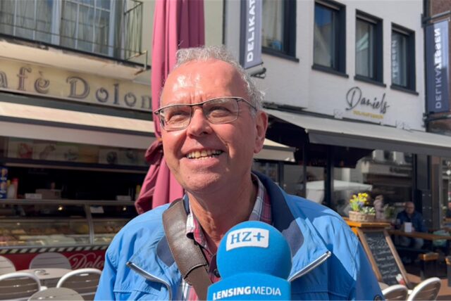 Mann mit  Mikrofon stehend in der Halterner Innenstadt