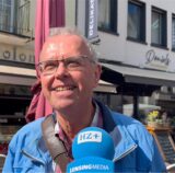 Mann mit  Mikrofon stehend in der Halterner Innenstadt