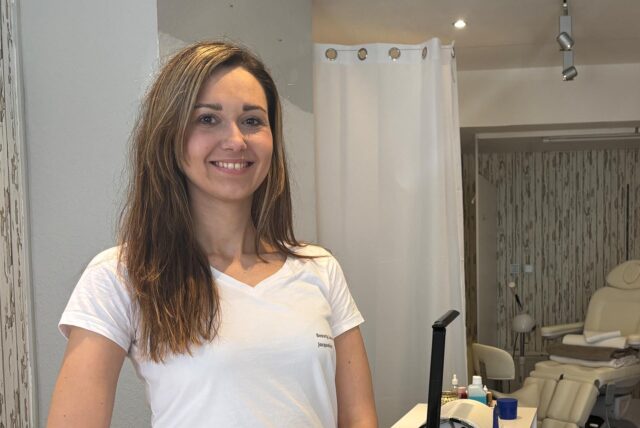 Jacqueline Bassenge steht in ihrer Beauty Lounge.
