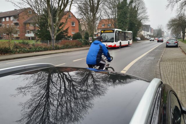 Verbotenes Parken auf Radwegen gefährdet Radfahrer