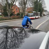 Verbotenes Parken auf Radwegen gefährdet Radfahrer