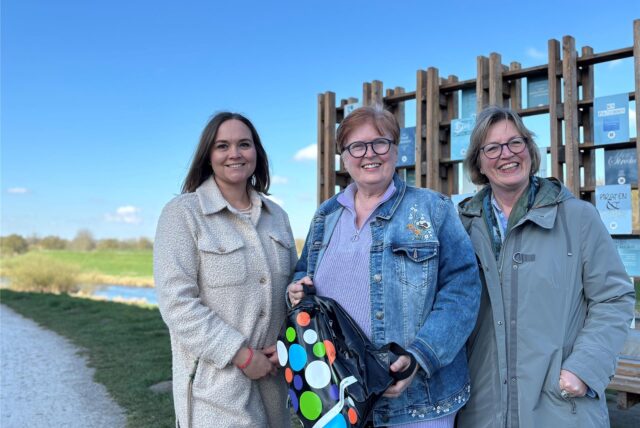 Friederike Randelli, Sabine Podlaha und Anke Klapsing-Reich präsentieren den Dorstener Kulturrucksack 2025