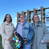 Friederike Randelli, Sabine Podlaha und Anke Klapsing-Reich präsentieren den Dorstener Kulturrucksack 2025