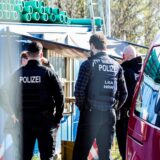 Polizeibeamte und LKA-Mitarbeiter stehen auf dem Betriebsgelände einer Kiesgrube. Diese wurde bei einem Einsatz wegen des Verdachts schwerwiegender Umweltstraftaten durchsucht. Etwa 300 Kräfte von Polizei und Staatsanwaltschaft sind in Nordrhein-Westfalen dabei im Einsatz. Dazu gehörten Angehörige des Landeskriminalamts, der Polizei NRW und der Zentralstelle für die Verfolgung der Umweltkriminalität in Dortmund. Mehr als 50 Durchsuchungsbeschlüsse in Nordrhein-Westfalen würden vollstreckt.