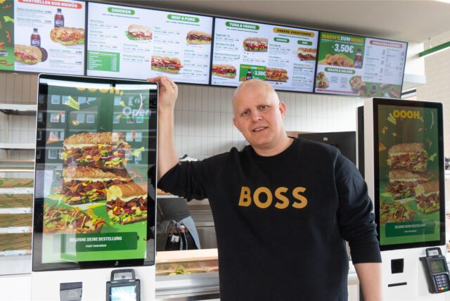 Sascha Lange steht vor der Theke der Subway-Filiale in den Hertener Höfen.