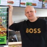 Sascha Lange steht vor der Theke der Subway-Filiale in den Hertener Höfen.