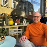 Andreas Kreyenschulte, der erste Vorsitzende der ISG Krim sitzt vor dem Laden „Eventus Druck Textildruck & Stickerei“ an der Münsterstraße in Recklinghausen.