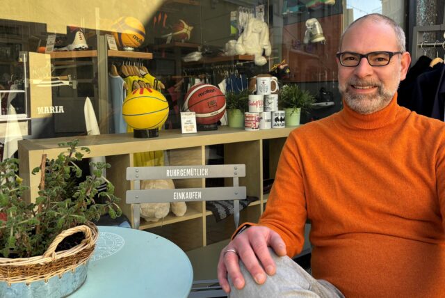 Andreas Kreyenschulte, der erste Vorsitzende der ISG Krim sitzt vor dem Laden „Eventus Druck Textildruck & Stickerei“ an der Münsterstraße in Recklinghausen.