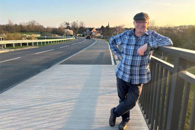 Peter Schwab steht auf der Lippebrücke vor Ahsen, mit dem Dorf im Hintergrund.
