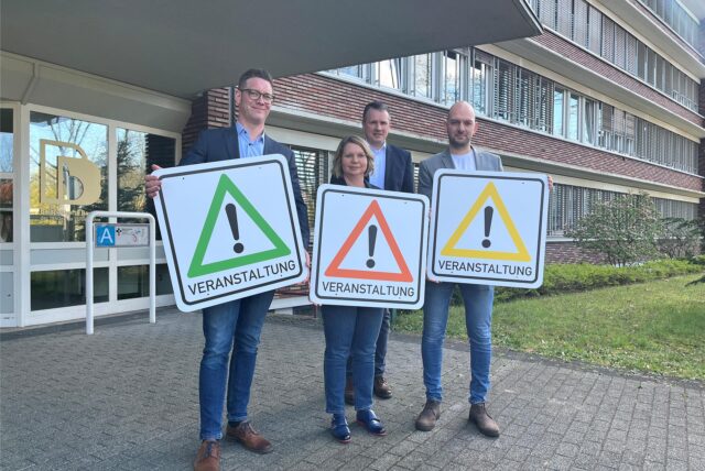 Christoph Fortmann, Leiter des Ordnungs- und Rechtsamtes der Stadt Dorsten, Nina Laubenthal, Erste Beigeordnete und zuständige Ordnungsdezernentin, Bürgermeister Tobias Stockhoff, Sven Bartmann, Abteilungsleiter im Ordnungs- und Rechtsamt halten Gefahrenräume-Schilder hoch