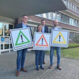 Christoph Fortmann, Leiter des Ordnungs- und Rechtsamtes der Stadt Dorsten, Nina Laubenthal, Erste Beigeordnete und zuständige Ordnungsdezernentin, Bürgermeister Tobias Stockhoff, Sven Bartmann, Abteilungsleiter im Ordnungs- und Rechtsamt halten Gefahrenräume-Schilder hoch