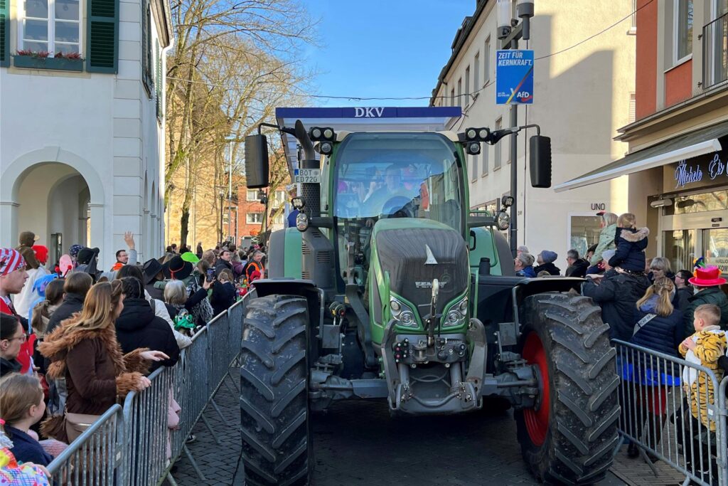 Trecker fährt über den Dorstener Marktplatz Trecker fährt über den Dorstener Marktplatz