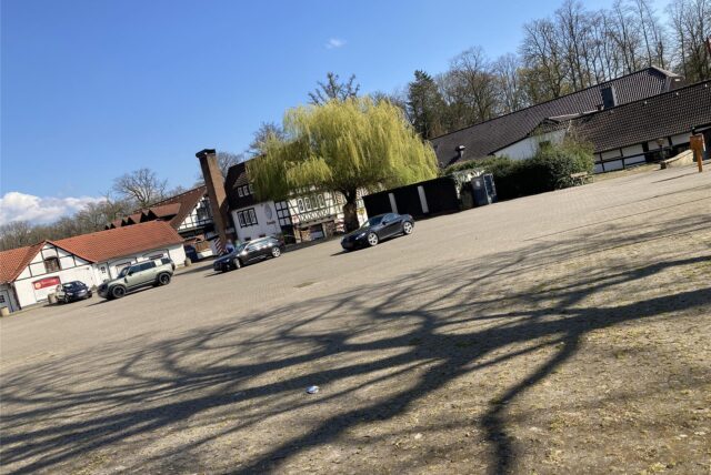 Der Parkplatz neben dem Hotel Loemühle.