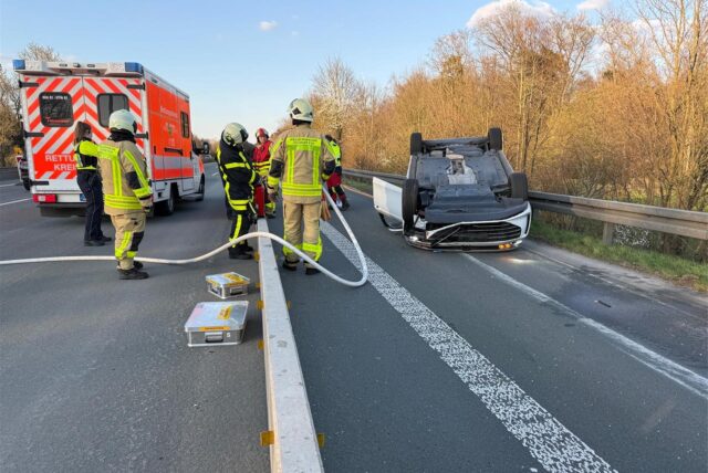 Rettungskräfte waren schnell vor Ort und halfen der Frau aus dem verunfallten Fahrzeug.
