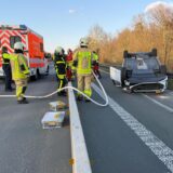 Rettungskräfte waren schnell vor Ort und halfen der Frau aus dem verunfallten Fahrzeug.