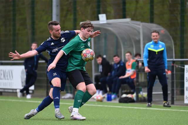 In der Kreisliga A2 kämpfen Jan-Henrik Plumpe (l.) mit der SG Titania/RW Erkenschwick und Lennart Wendzinski vom SSC Recklinghausen noch um den Klassenerhalt.