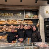 Vier Mitarbeiterinnen vor der Brötchentheke