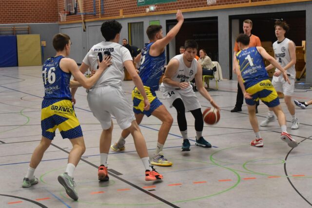 Mit der Offensive konnte GV Waltrops Spielertrainer Timo Volk (am Ball) gegen den Spitzenreiter SV Haspe zufrieden sein.