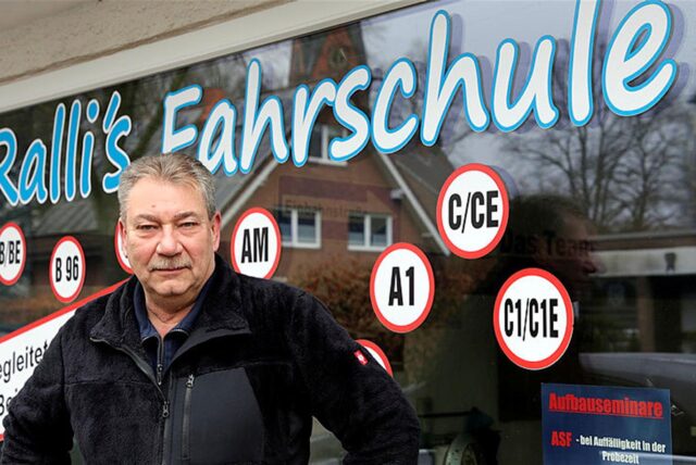 Ralf Köhler steht vor seiner Fahrschule