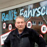Ralf Köhler steht vor seiner Fahrschule