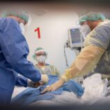 Mehrere Ärzte bei einer Operation.