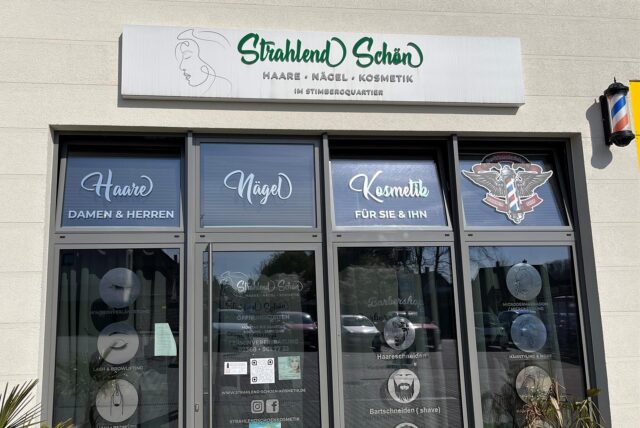 Der Friseur- und Kosmetiksalon „Strahlend Schön“ in der Außenansicht.