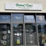 Der Friseur- und Kosmetiksalon „Strahlend Schön“ in der Außenansicht.