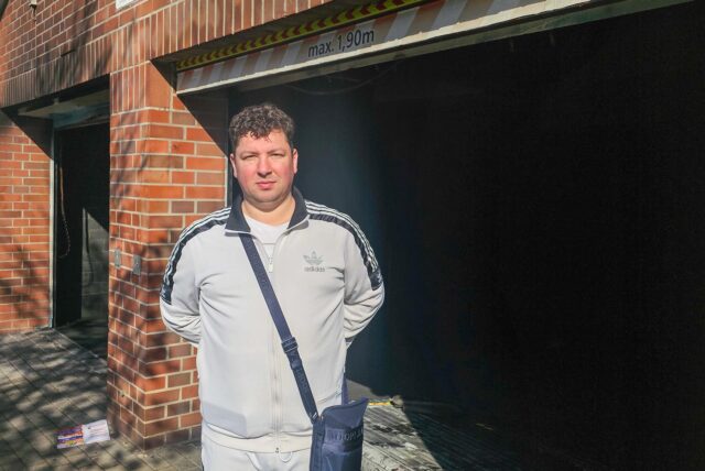 Sandor Varga steht vor der Tiefgarage, in der seine zwei Autos stehen und in der es gebrannt hat.