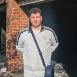 Sandor Varga steht vor der Tiefgarage, in der seine zwei Autos stehen und in der es gebrannt hat.