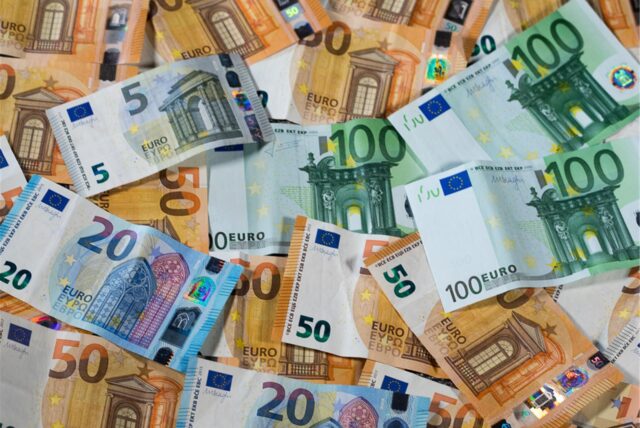 Mehrere Euro-Geldscheine mit unterschiedlichen Werten liegen auf einem Tisch.