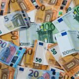 Mehrere Euro-Geldscheine mit unterschiedlichen Werten liegen auf einem Tisch.