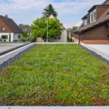 Garagendächer, Dächer von Anbauten oder Carports: Das alles sind Flächen, die gut begrünt werden können. Dachbegrünungen sind ein Baustein beim klimarobusten Umbau, sie können Regenwasser speichern und haben über Verdunstung auch einen Kühlungseffekt.