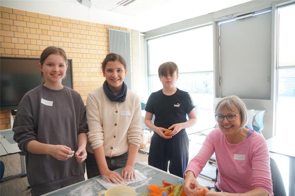 Schulkinder lachen in die Kamera.
