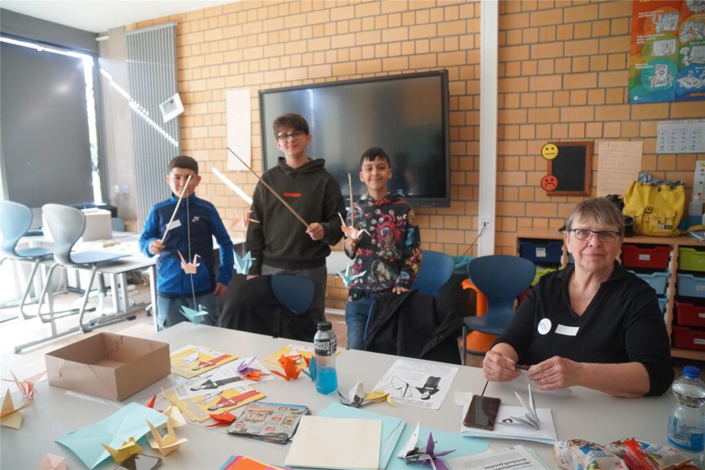 Die Kinder der 6. Klasse falten Origami.