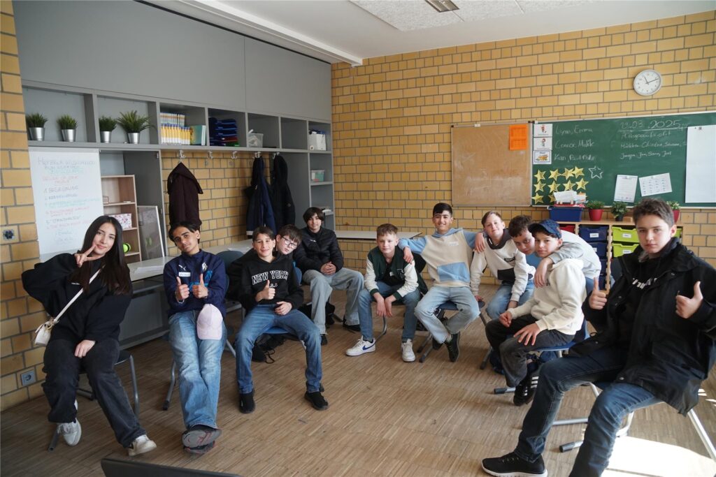 Kinder im Kreis gucken in die Kamera.