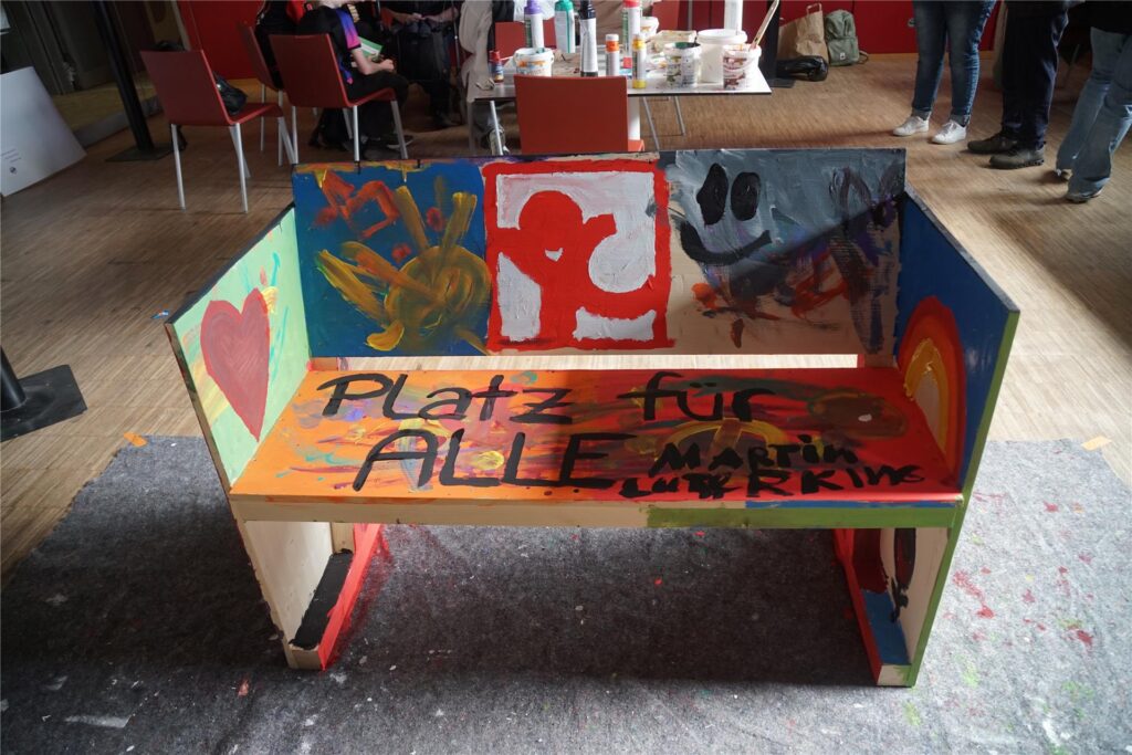 Die bunte Bank „Platz für alle“.