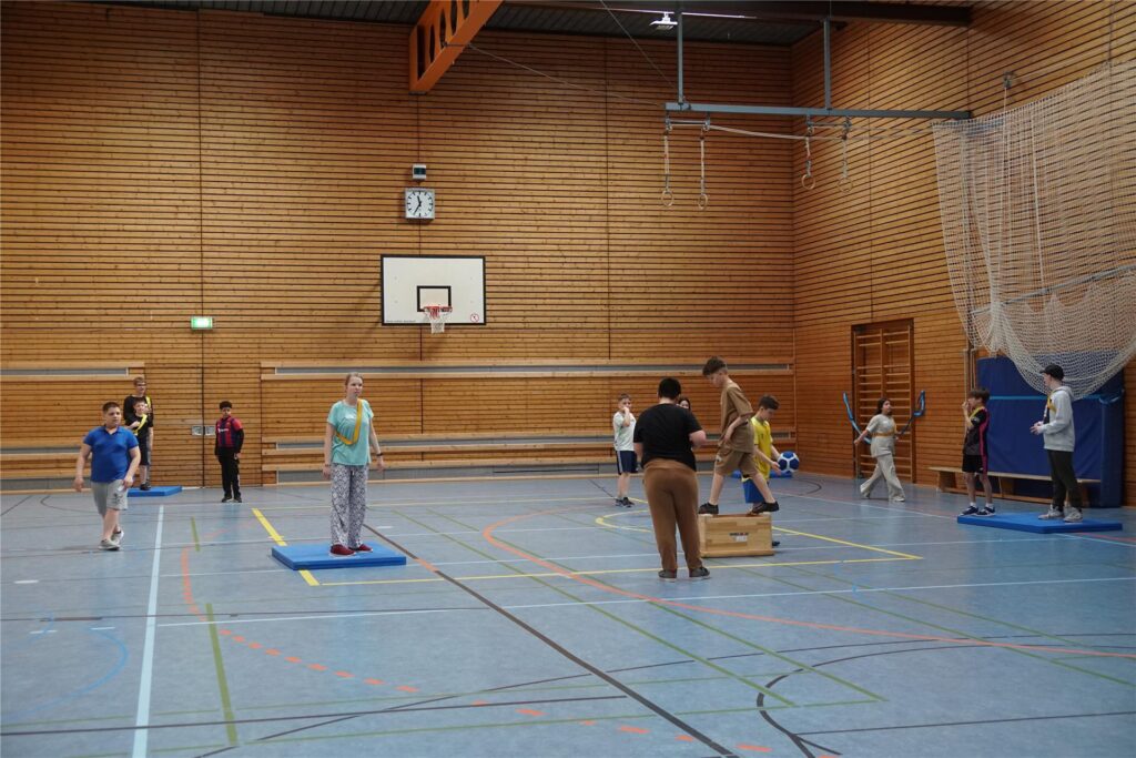 Kinder in der Sporthalle.