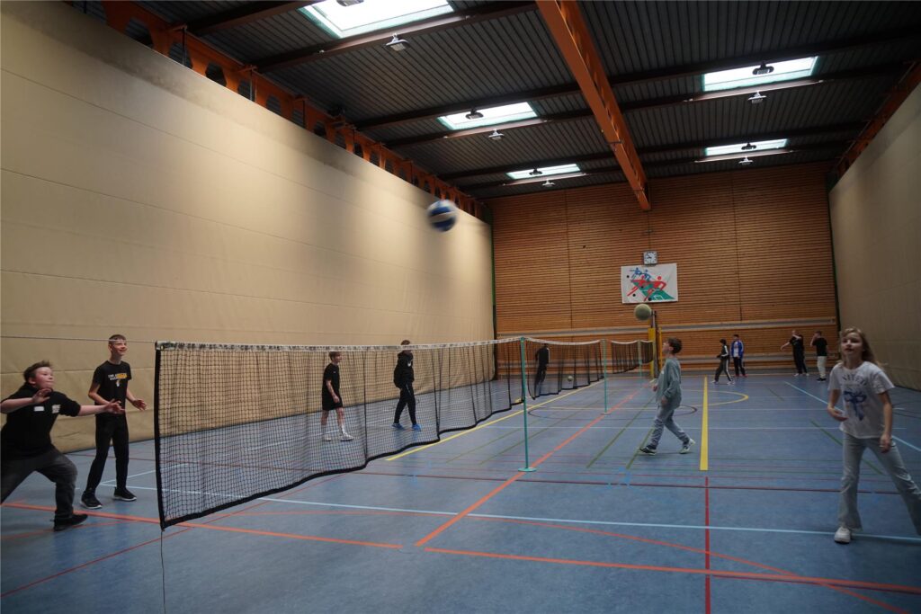 Kinder in der Sporthalle.