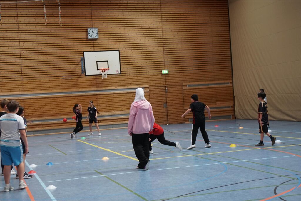 Kinder in der Sporthalle.