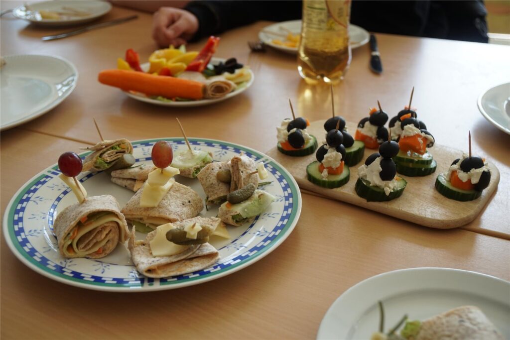 Viele Leckereien auf dem Tisch.