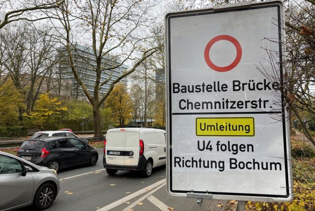 Schild an der B1 zur Baustelle an der Brücke Chemnitzerstraße in Dortmund.
