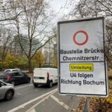 Schild an der B1 zur Baustelle an der Brücke Chemnitzerstraße in Dortmund.