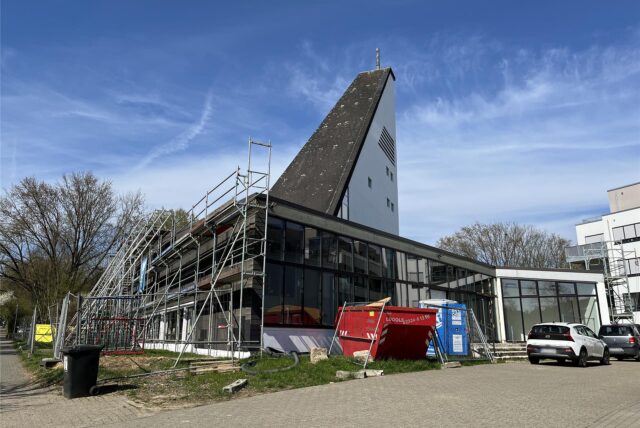 Die Kreuzkirche von außen: Eine Seite ist noch eingerüstet.