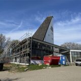 Die Kreuzkirche von außen: Eine Seite ist noch eingerüstet.