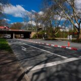 Rot-weiße Bodenelemente auf der Herner Straße sollen südlich der A2-Unterführung in Fahrtrichtung Süd verhindern, dass Verkehrsteilnehmer sich vor der Unterführung links einordnen und danach auf die Geradeausspur wechseln.