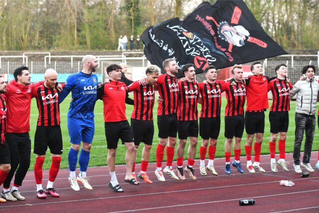 Fußball, Oberliga Westfalen 2. April 2025, Stimberg-Stadion. Spvgg. Erkenschwick – SC Preußen Münster II 2:1. Die Mannschaft lässt sich von den Fans nach Abpfiff feiern.