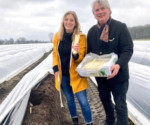 Vater und Tochter vor dem Spargelfeld