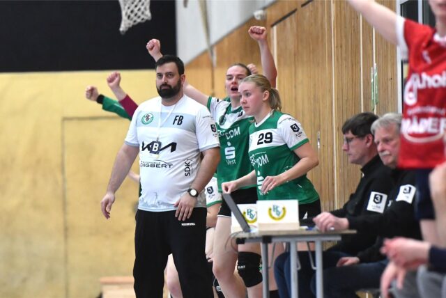 Handball 3. Liga Mitte 30. März 2025, Halle Nord. PSV Recklinghausen – TB Wülfrath 33:24. Jubel auf der Recklinghäuser Bank um Trainer Fabian Beckmann.