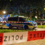 Auf dem Nordmarkt in der Dortmunder Nordstadt steht ein Polizeiwagen. Teile des Platzes sind mit Flatterband der Dortmunder Polizei abgesperrt.